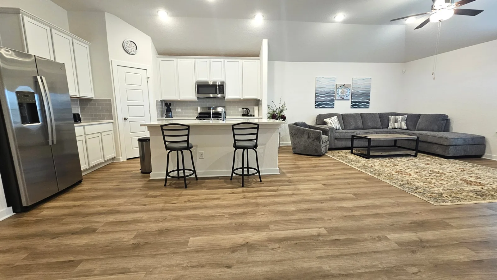 Fully equipped kitchen overlooking the furnished living area at Beebrush Saddle