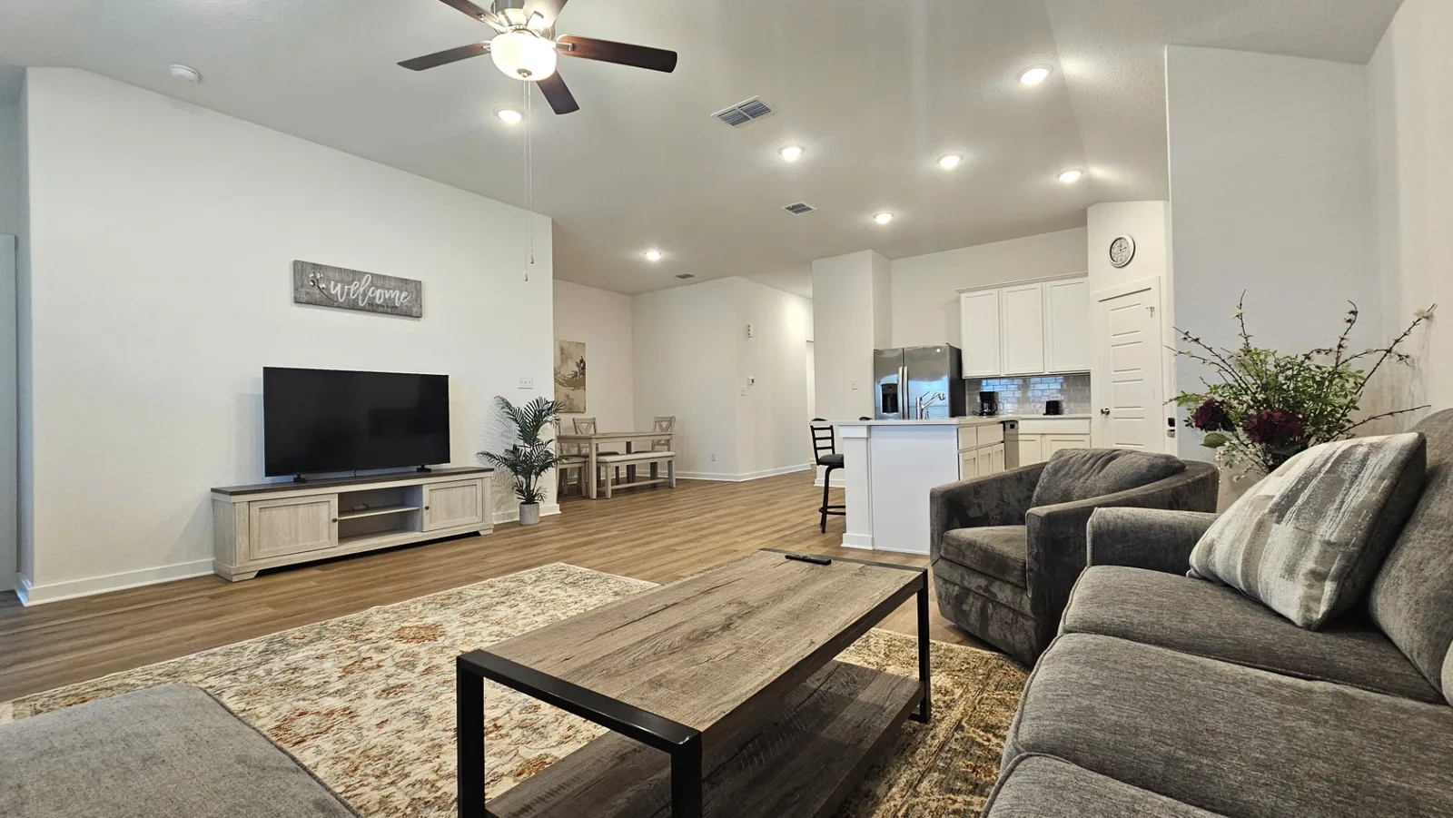 Comfortable furnished living room in the Beebrush Saddle new-build home