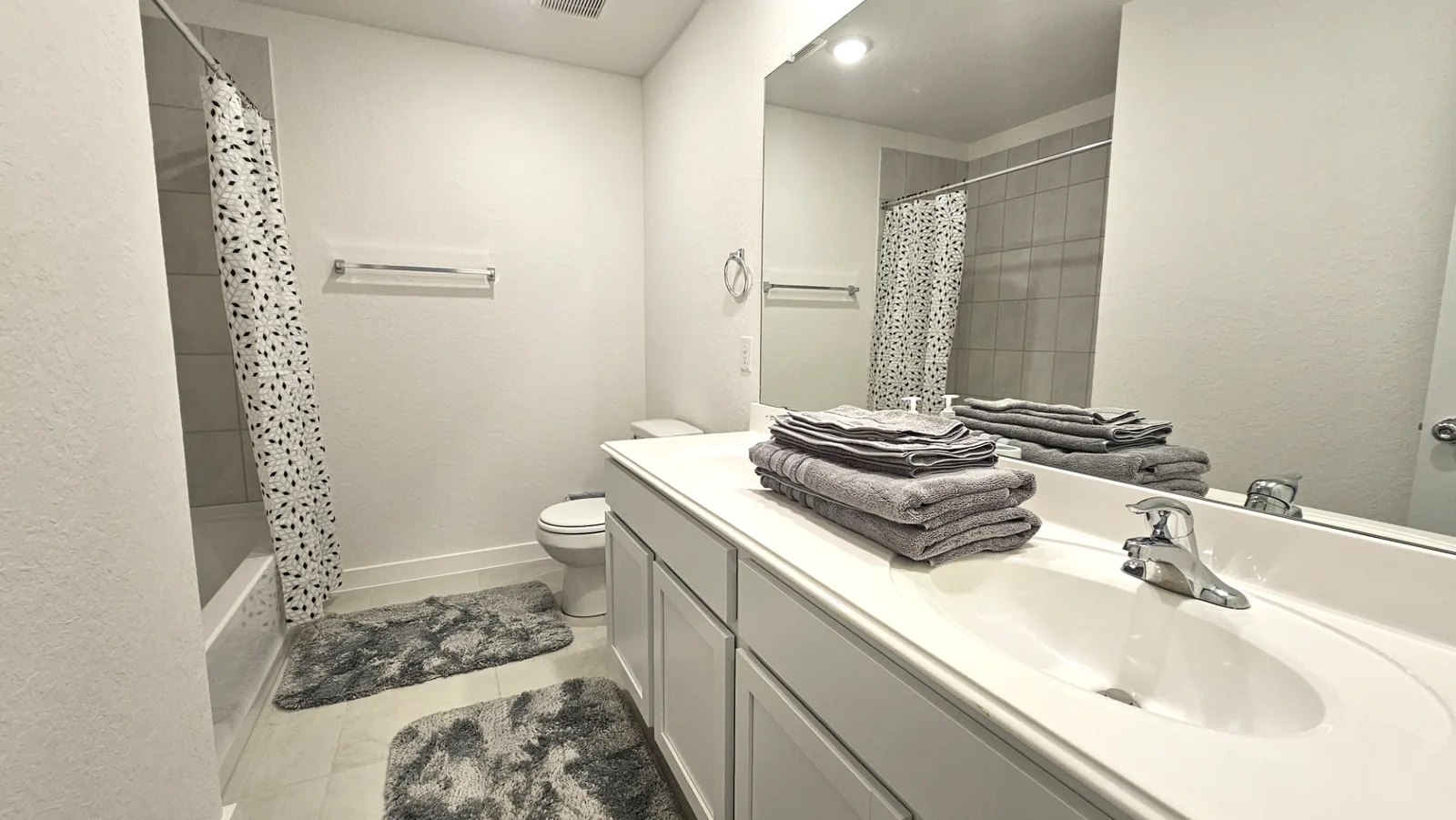 Clean secondary bathroom at the Beebrush Saddle furnished home